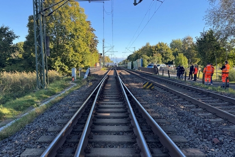 Zug erfasst Bahnmitarbeiter bei Gleisarbeiten