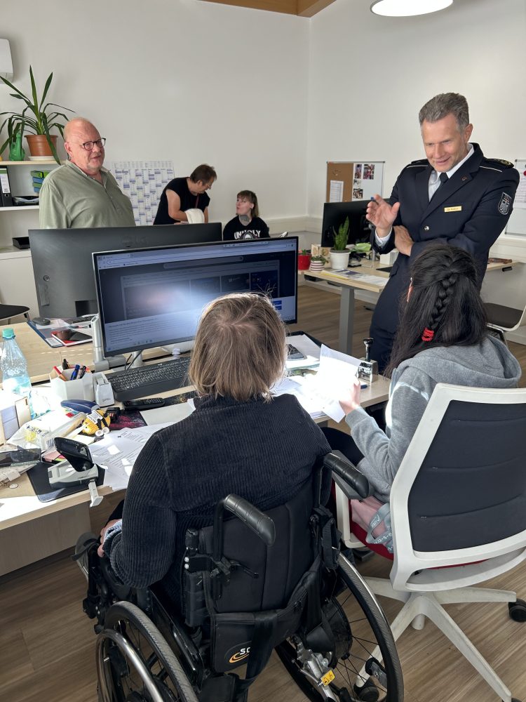 Schichtwechsel - Menschen mit und ohne Handicap tauschen ihren Arbeitsplatz Gemeinsam stark: Hauptzollamt Potsdam und die DRK-Behindertenwerkstätten Potsdam gGmbH wechseln die Perspektiven