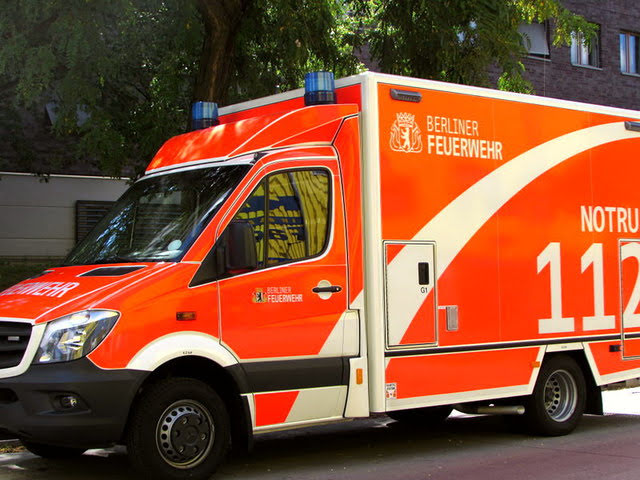 Über die Fahrbahn gerannt - Autofahrer fährt zwei Kinder an