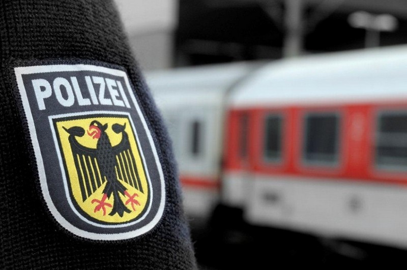 Mann beschädigt Dienstwagen der Bundespolizei - Beamte stellen ihn nach Flucht