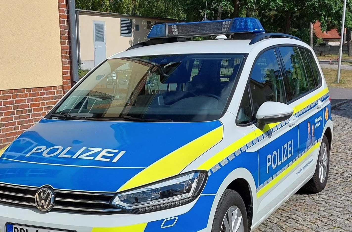 Polizei umringt und geschlagen