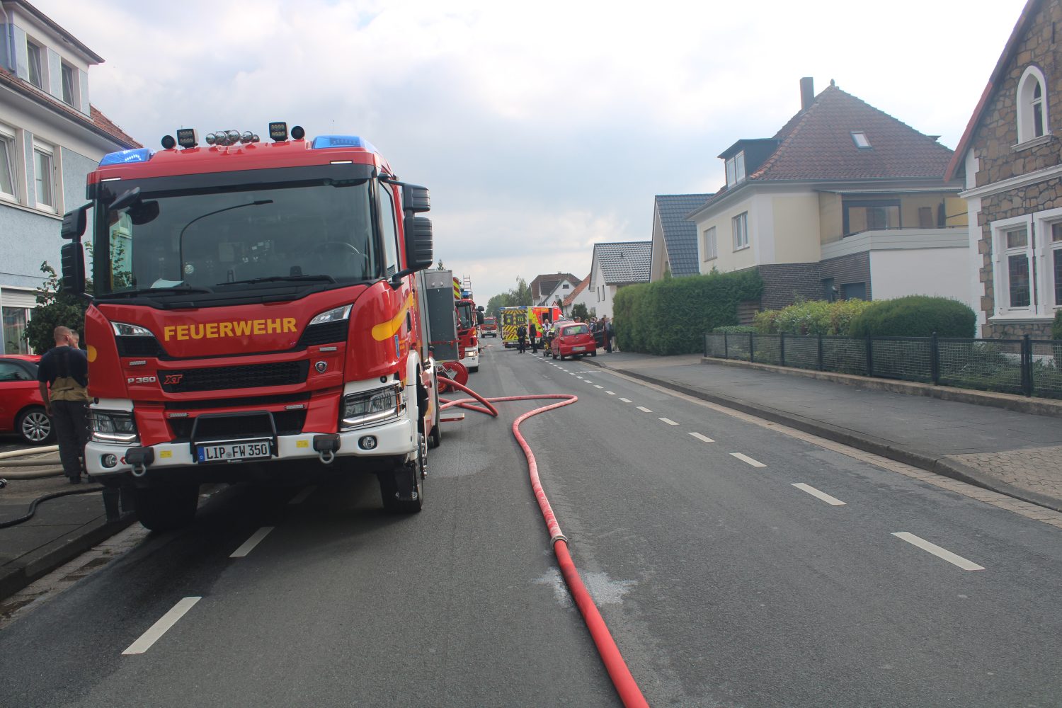 Drei Verletzte nach Wohnungsbrand in Schötmar - Feuerwehr rettet schwangere Frau über Steckleiter