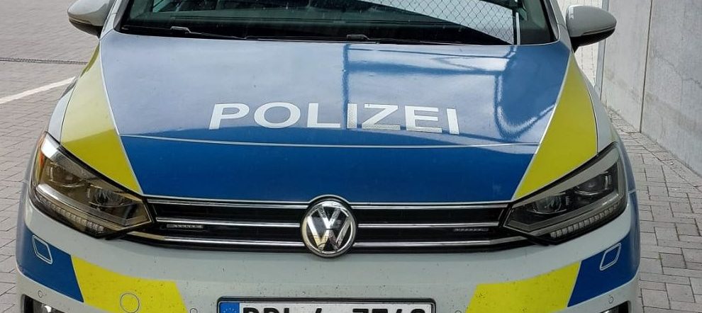 Zwei Täter erbeuten Schmuck und Geld