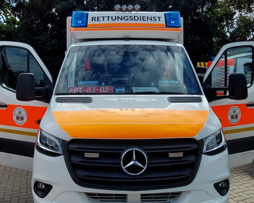 Straßenbahn prallt in Müllfahrzeug