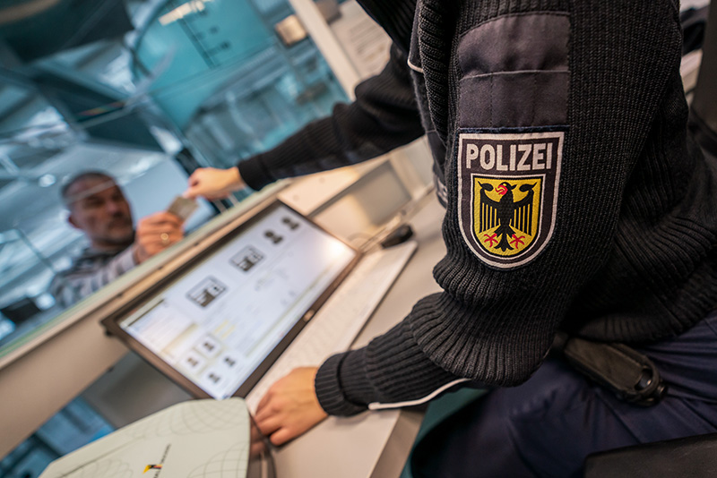 #Bundespolizei deckt umfangreiche Dokumentenfälschung bei Einreisekontrolle am Flughafen Köln/Bonn auf - 33-Jähriger zurückgewiesen