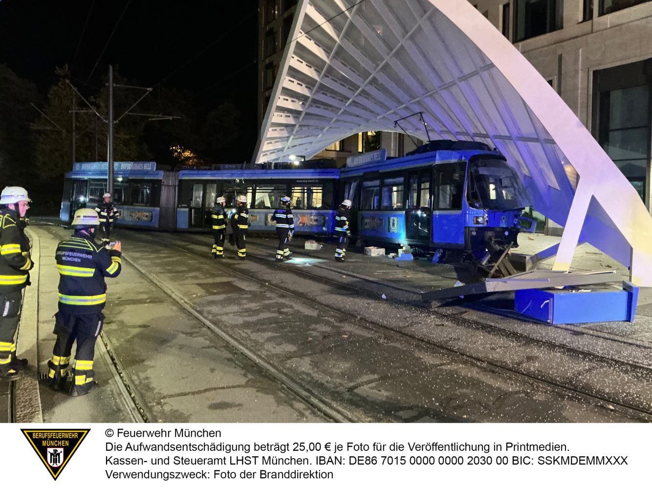 Straßenbahn entgleist in Haltestelle