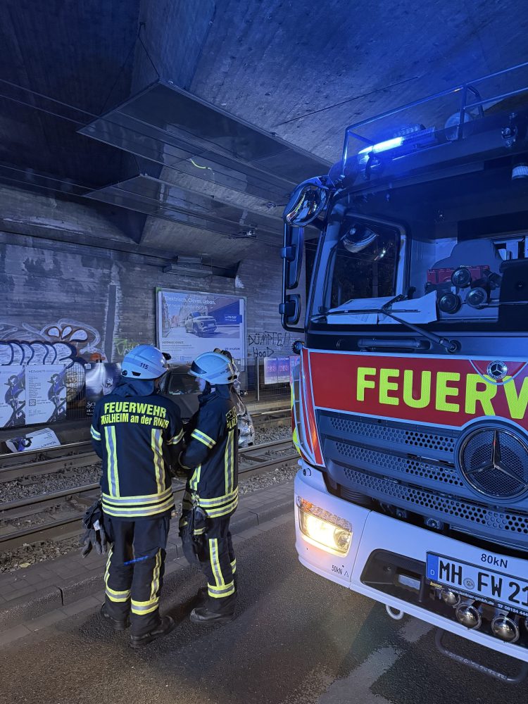 PKW nach Überschlag in Gleisbett gelandet