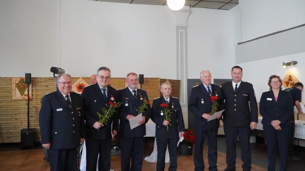 Dahme-Spreewald: 51 Feuerwehrleute der Freiwilligen Feuerwehren des Landkreises für „Treue Dienste“ geehrt