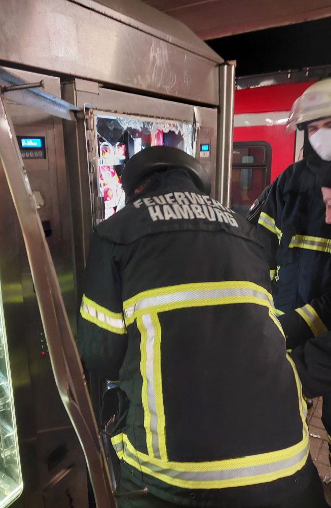 Offensichtlicher "Heißhunger auf Süßes" wird 33-Jährigen am Snackautomaten an Hamburger S-Bahnstation zum Verhängnis... -Feuerwehr muss Arm des "Langfingers" mit technischem Gerät aufwendig befreien