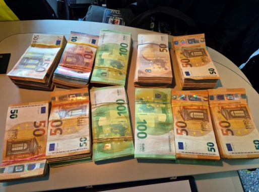 Potsdamer Zoll entdeckt über 100.000 Euro Bargeld bei einer Fahrzeugkontrolle auf der B 1 /Landespolizei Brandenburg nimmt Ermittlungen auf