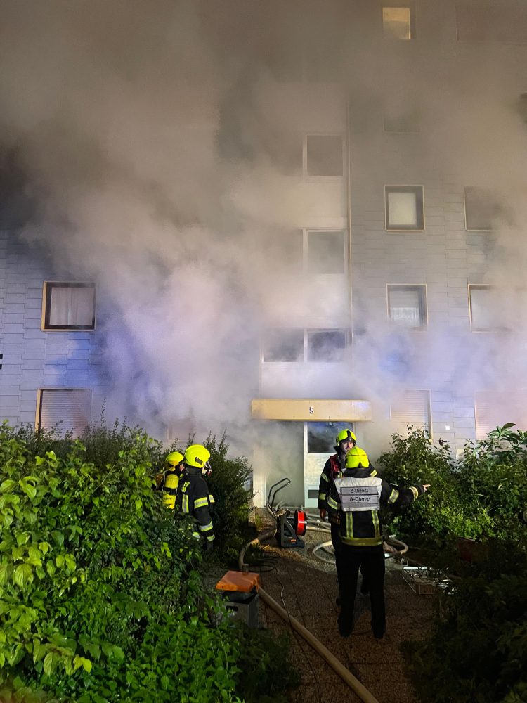 Kellerbrand in Mehrfamilienhaus - Mehrere verletzte Feuerwehrleute und eine verletzte Bewohnerin - Schwierige Brandbekämpfung