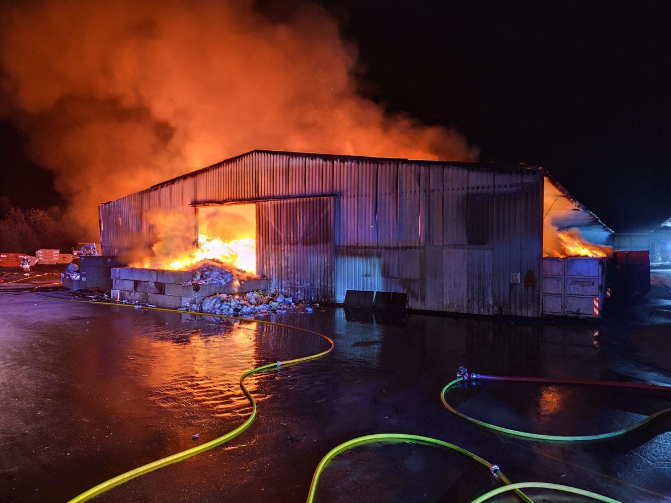 Brand im Industriegebiet Dörentrup-Humfeld - Feuerwehr erneut im Großeinsatz