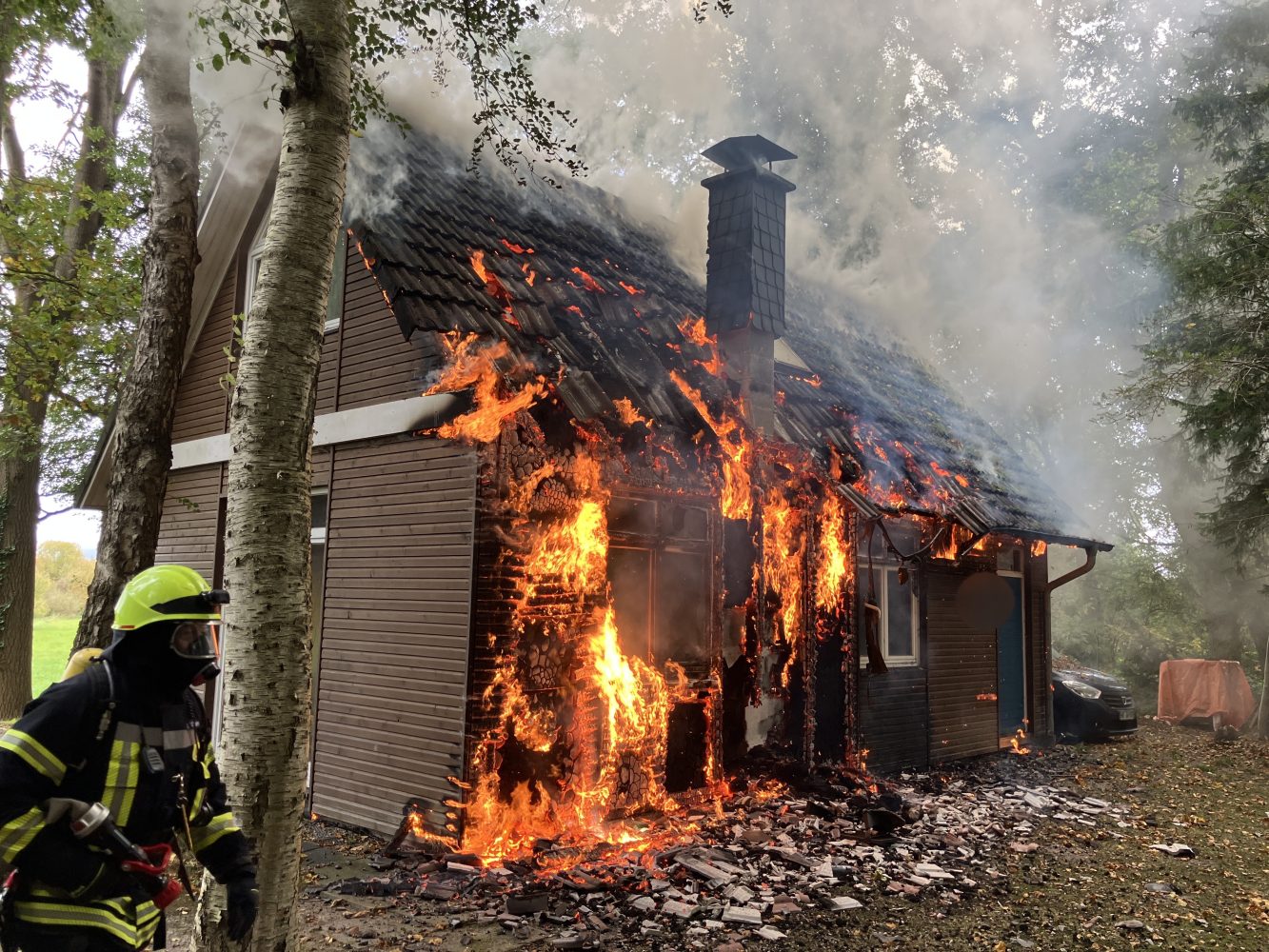 Wohnhaus brennt nieder - Neue Container des Wechselladers im Einsatz