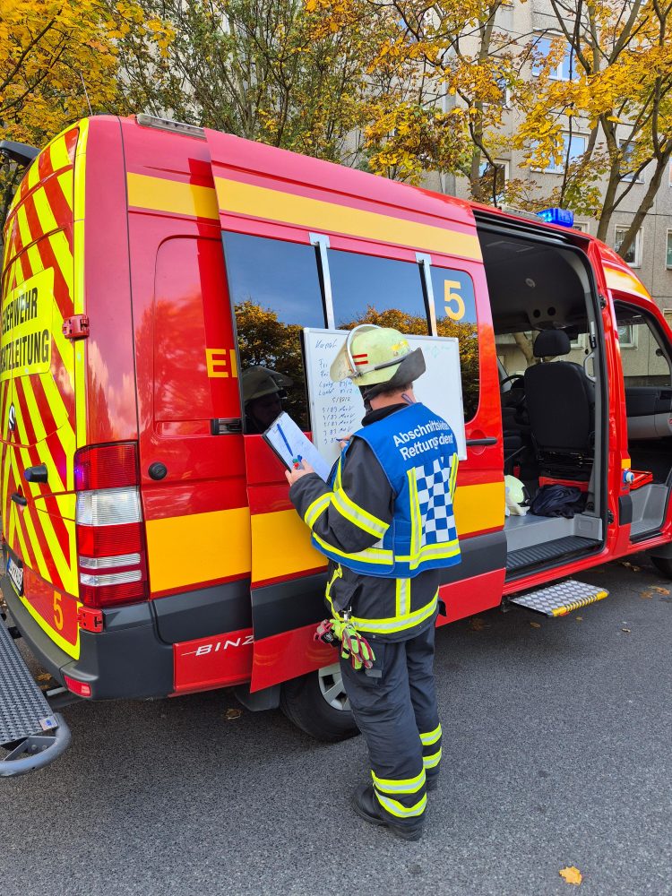 Kellerbrand in Mehrfamilienhaus - mehrere Personen verletzt