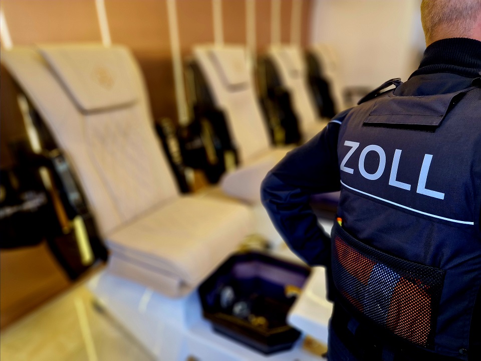 Illegaler Aufenthalt und Schwarzarbeit sind das Ergebnis einer Zollkontrolle in Potsdamer und Teltower Nagelstudios Fluchtversuche können durch Einsatzkräfte verhindert werden
