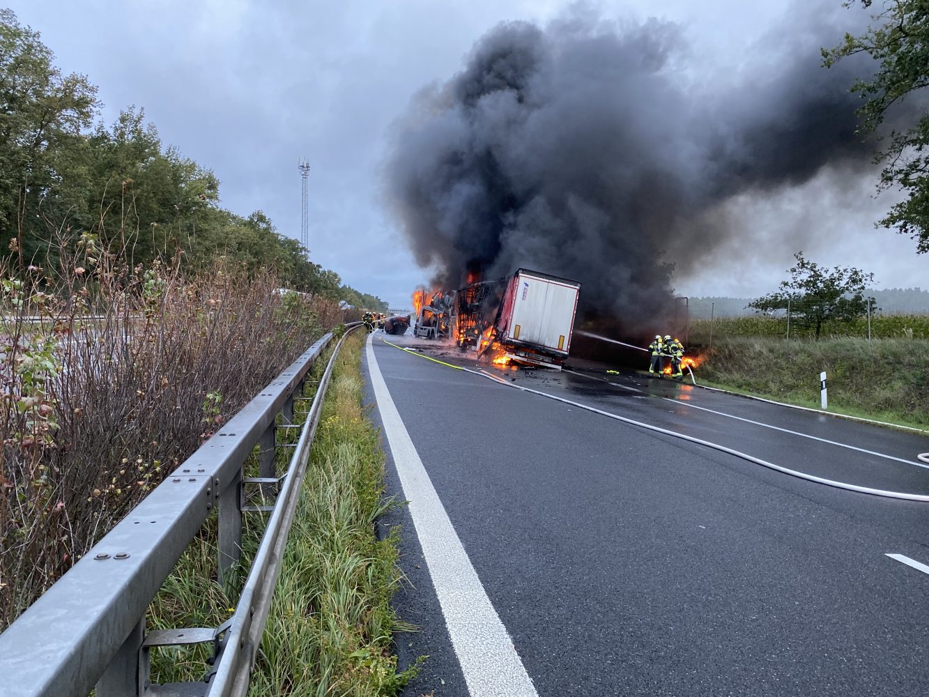 Tödlicher Verkehrsunfall - Spezialtrupp der Freiwilligen Feuerwehr bei Unfall im Einsatz
