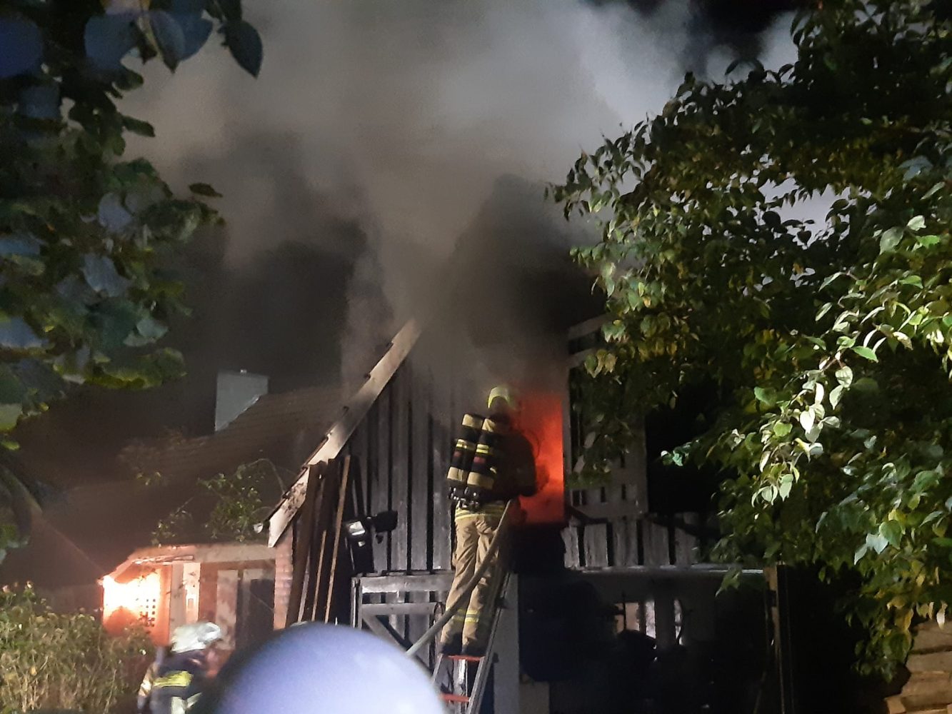 Schuppenbrand in Helmstedt - Feuerwehr verhindert Übergreifen auf Wohnhaus