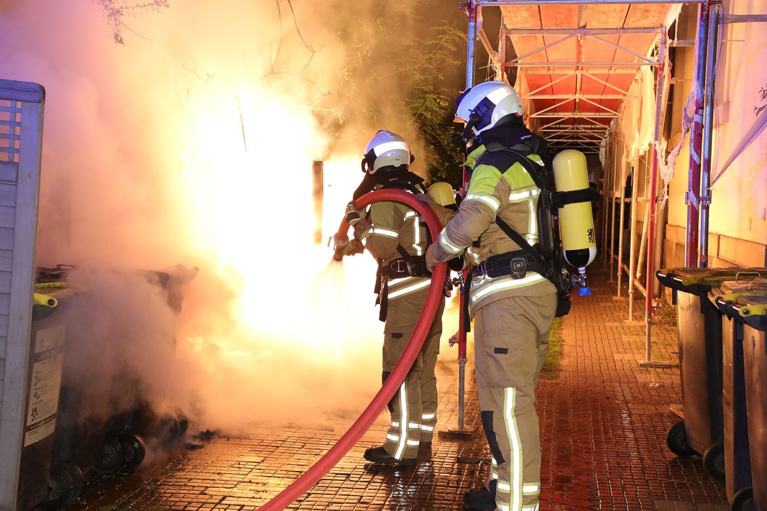 Mehrere Brände von Abfallbehältern in Dresden - Feuerwehr mehrfach im Einsatz