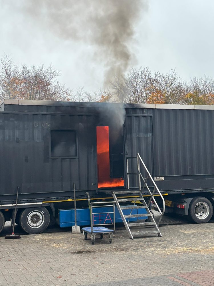 Realistische Ausbildung im Brandübungscontainer für die Gemeinde-Feuerwehr Wardenburg