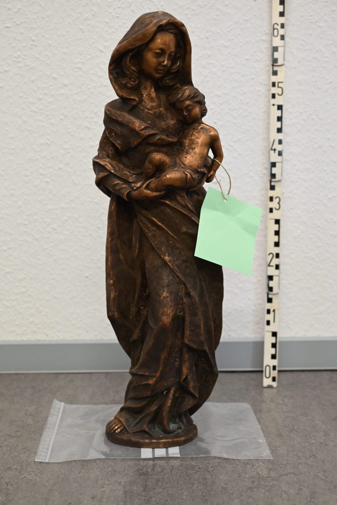 Bronzefigur in Waldstück gefunden - Polizei sucht Besitzer