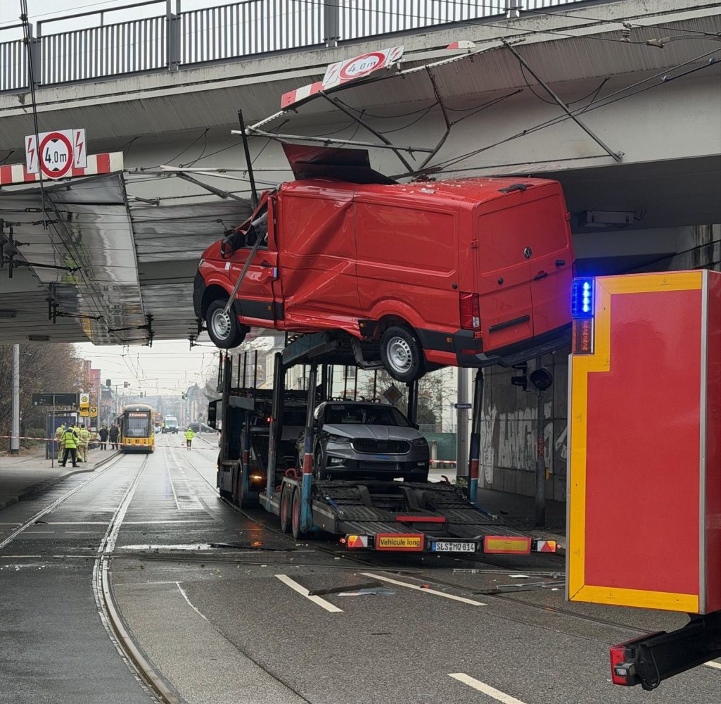 Feuerwehr Dresden beseitigt gefährliche Lage nach Unfall unter Brücke