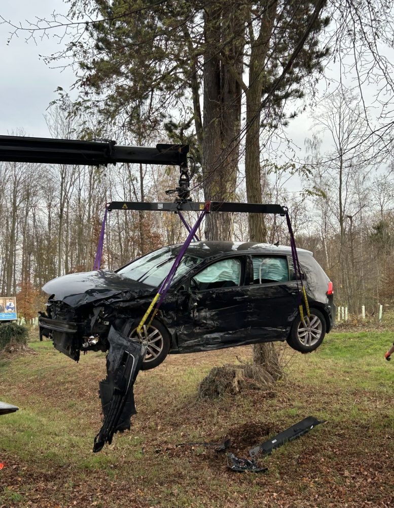 Verkehrsunfall nach Vorfahrtsverstoß fordert drei verletzte Personen und hohen Sachschaden