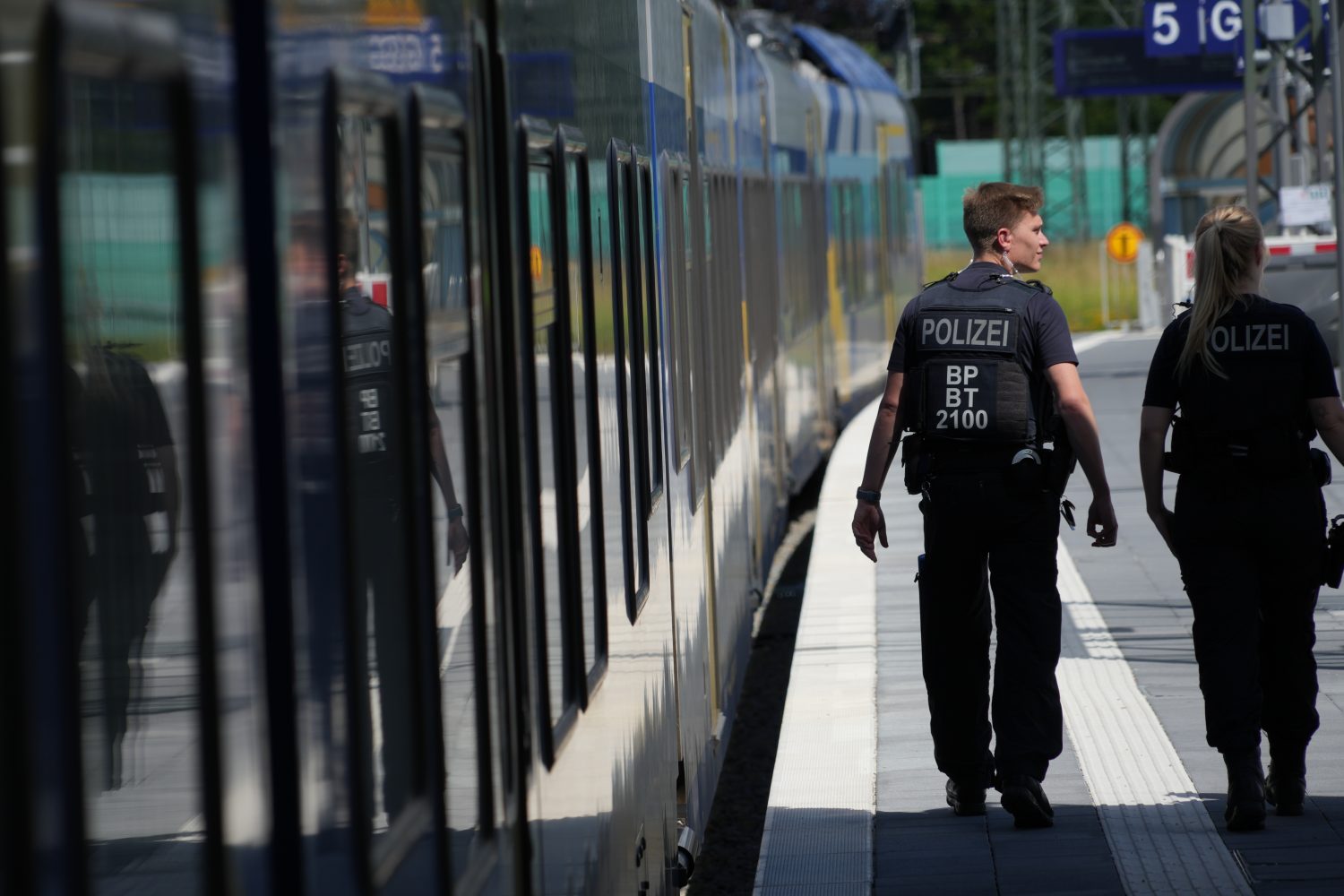 Ausstieg verpasst - Serbe mit 25.000 Euro Bargeld unerlaubt eingereist