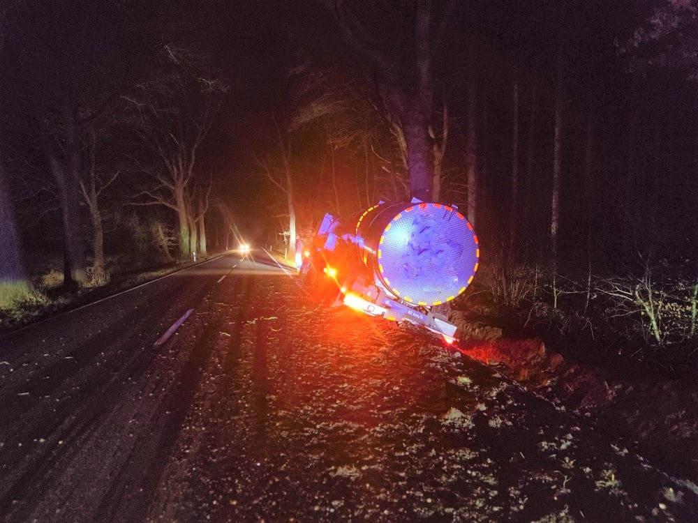 Verkehrsunfall auf der L120 im Bereich Debstedt - Milchtransporter gerät in den Seitenraum