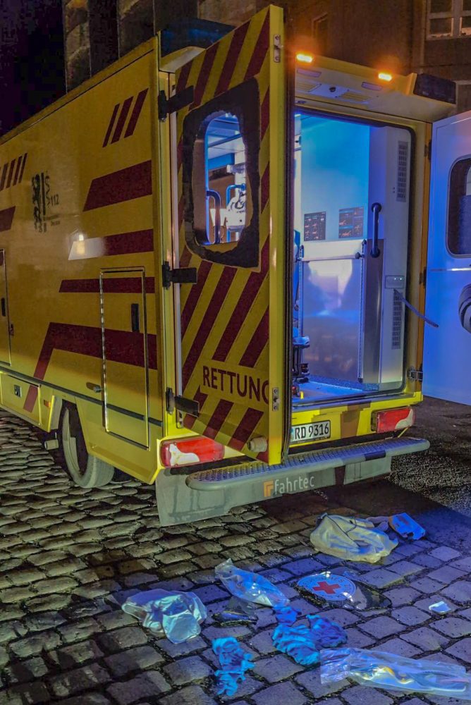 Gewalt gegen Rettungskräfte - Patient bedroht Rettungskräfte und beschädigt Rettungswagen
