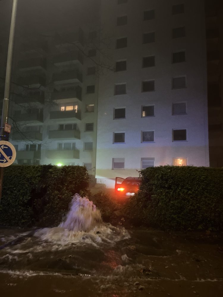 Berauschter Autofahrer sorgt für rauschende Wassermassen: Hydrant aus dem Boden gerissen