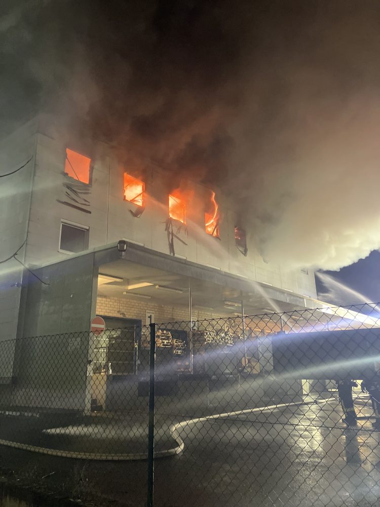 Brand in Lager- und Bürokomplex