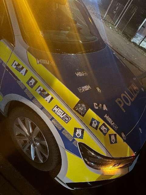 Unbekannte bekleben Streifenwagen in Heinbockel mit HSV-Stickern, Einbrecher in Buxtehuder Friseursalon