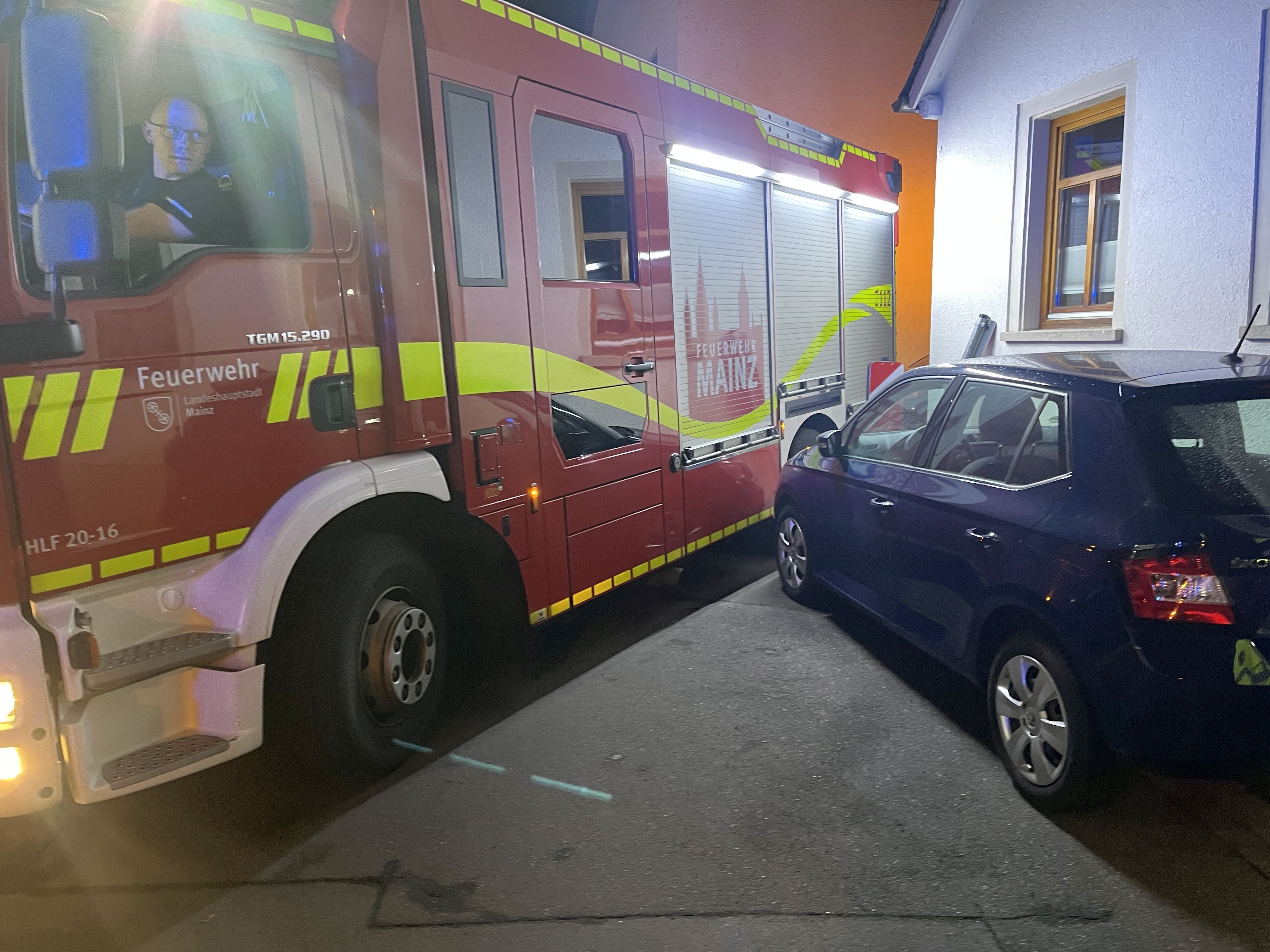 Feuerwehr Mainz rückt zu Wohnungsbrand in Gonsenheim aus - Falschparker behindern Einsatzkräfte