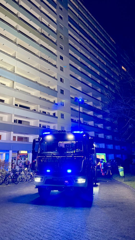 Brand im 15. Obergeschoss eines Wohnhochhauses - Großeinsatz in Okriftel
