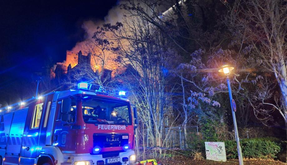 Dachstuhlbrand in der Berliner Straße am frühen Montagmorgen – Großeinsatz für die Feuerwehr Potsdam