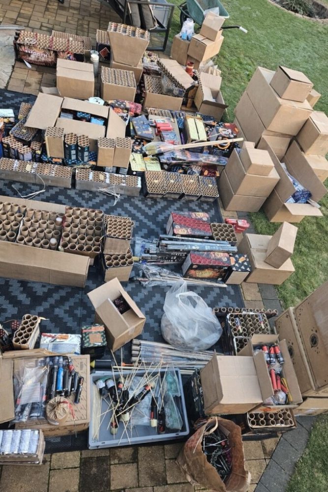 Über eine Tonne verbotener und erlaubnispflichtiger Pyrotechnik sichergestellt