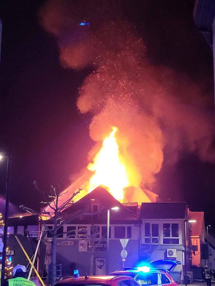 Offener Dachstuhlbrand am Boulay-Platz in Mengen