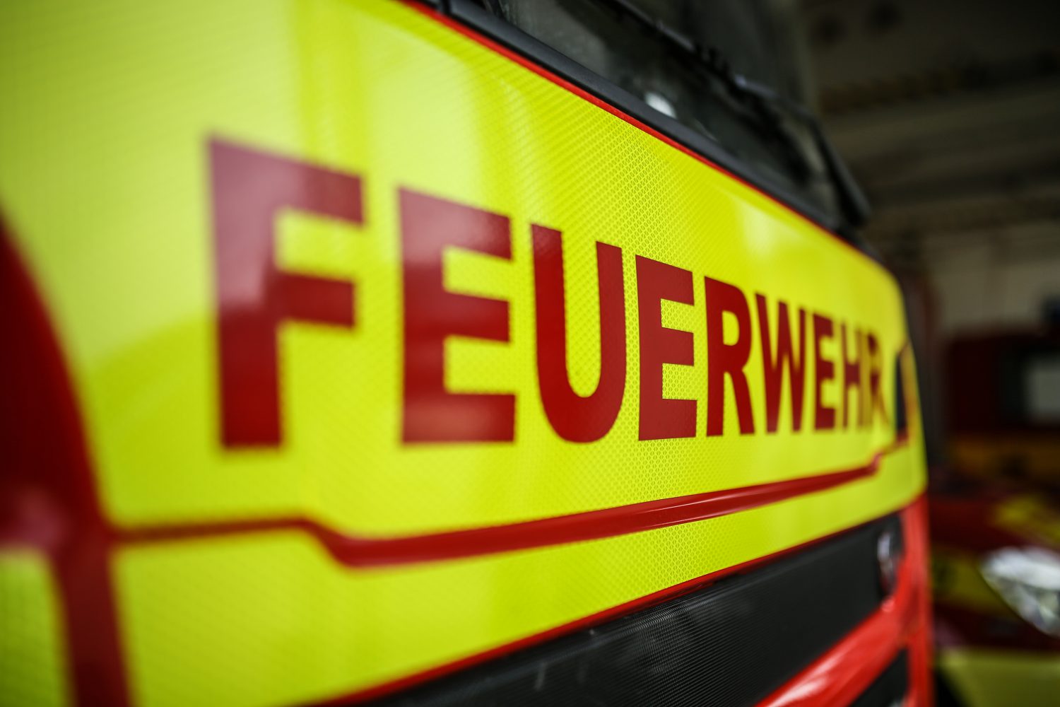 Rauchentwicklung in Lagerhalle durch brennende Fritteuse - drei Personen gerettet