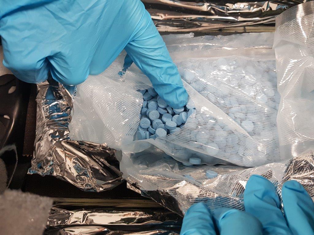 Amphetaminöl und Ecstasy - Zoll nimmt Drogenkuriere fest - Bei Hückelhoven finden Zollbeamtinnen und Zollbeamte über vier Liter Amphetaminöl und fast zweieinhalb Kilo Ecstasy-Pillen