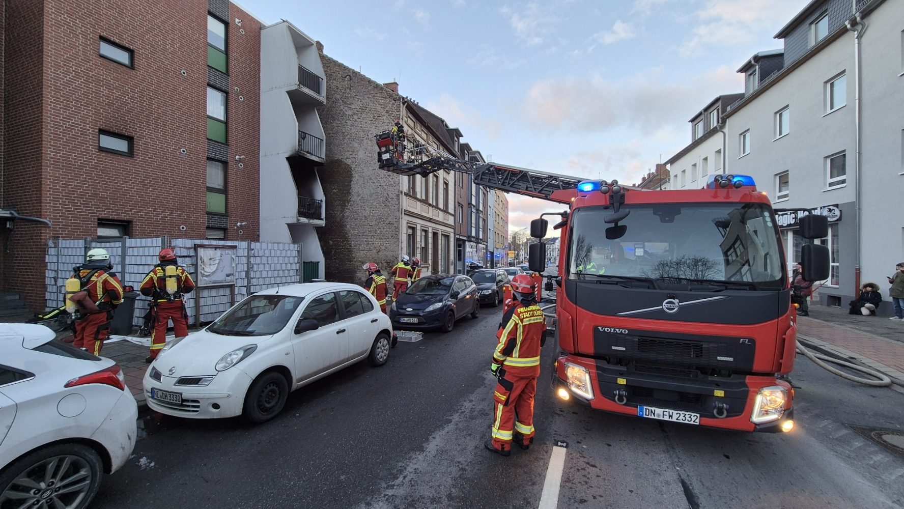Zimmerbrand mit Balkonfeuer - Personen durch Feuerwehr in Sicherheit gebracht