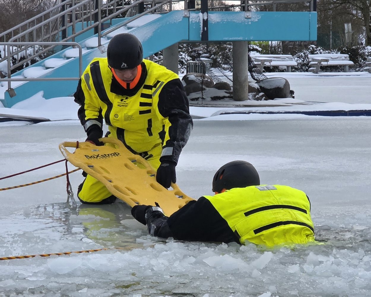Feuerwehr warnt vor dem Betreten von Eisflächen - Eisretter der Feuerwehr Celle einsatzbereit - Feuerwehr übt den Ernstfall im Celler Badeland!