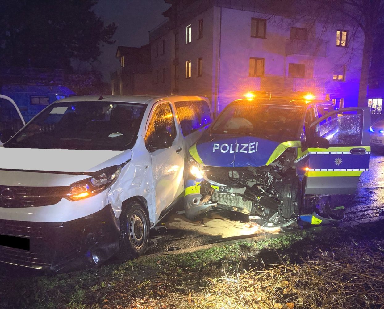 Sechs Verletzte: Auto kollidiert mit Streifenwagen