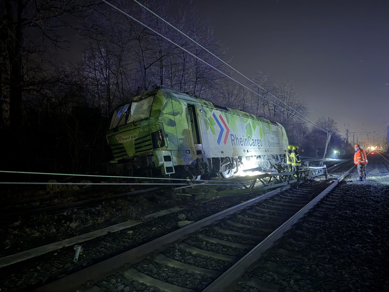 Triebfahrzeug entgleist in Hattersheim - Feuerwehr dichtet undichten Öltank ab