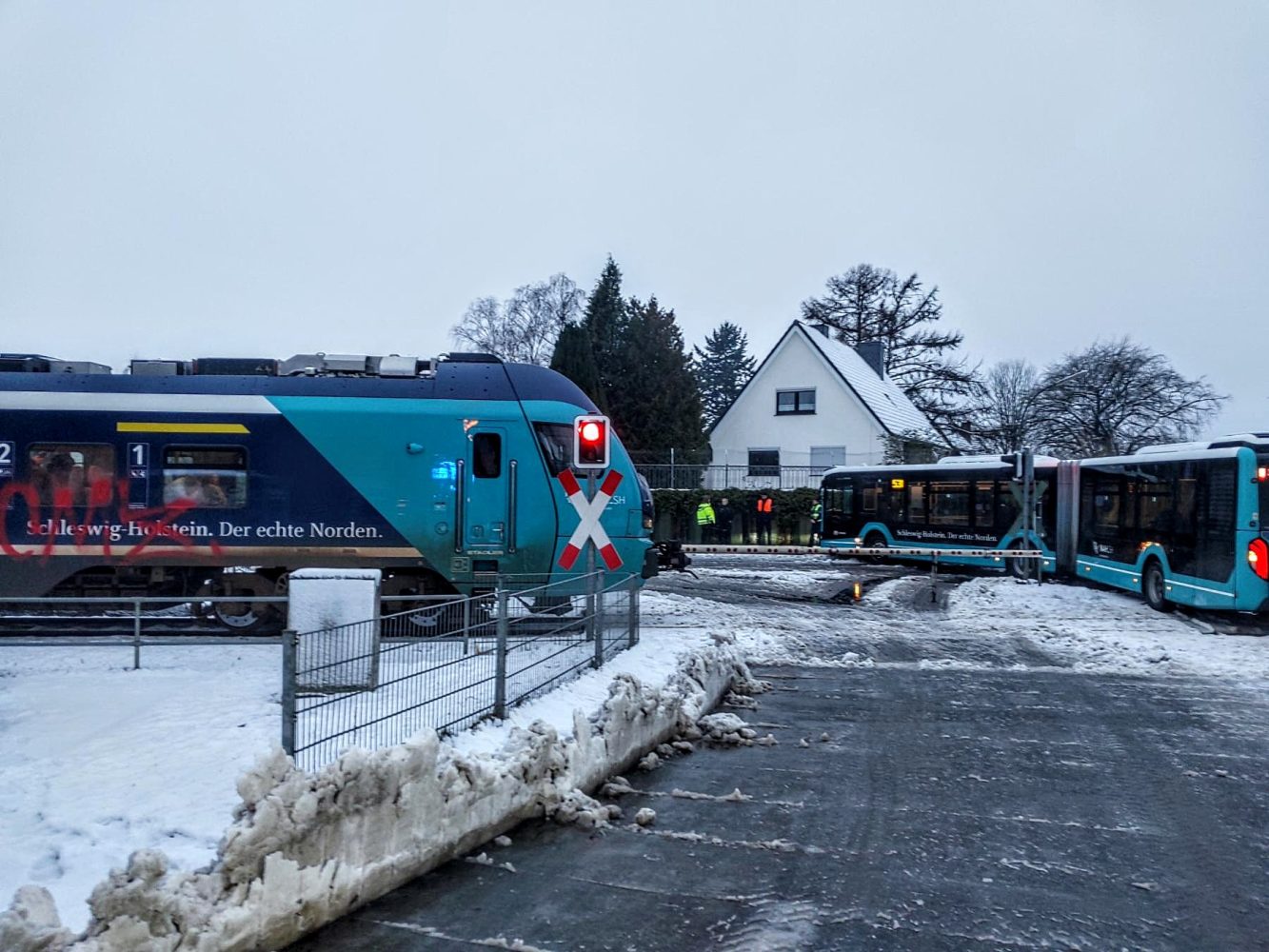Schulbus auf Bahnübergang festgefahren - Regionalexpress leitet Schnellbremsung ein