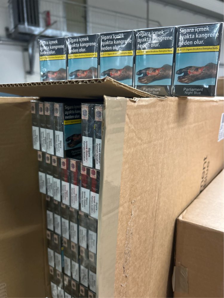 Zoll zieht 3.000 Stangen unversteuerte Zigaretten auf der A6 bei Wernberg-Köblitz aus dem Verkehr - Mithilfe von Großröntgentechnik decken Zöllner umfangreichen Zigarettenschmuggel auf