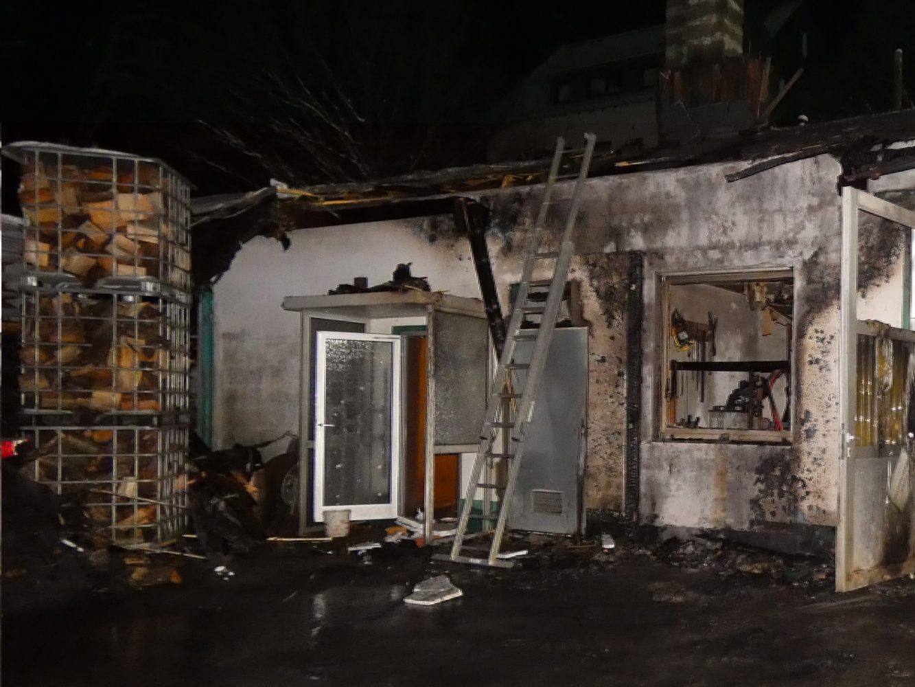 Brand an einer Lagerhalle - wer kann Hinweise geben?