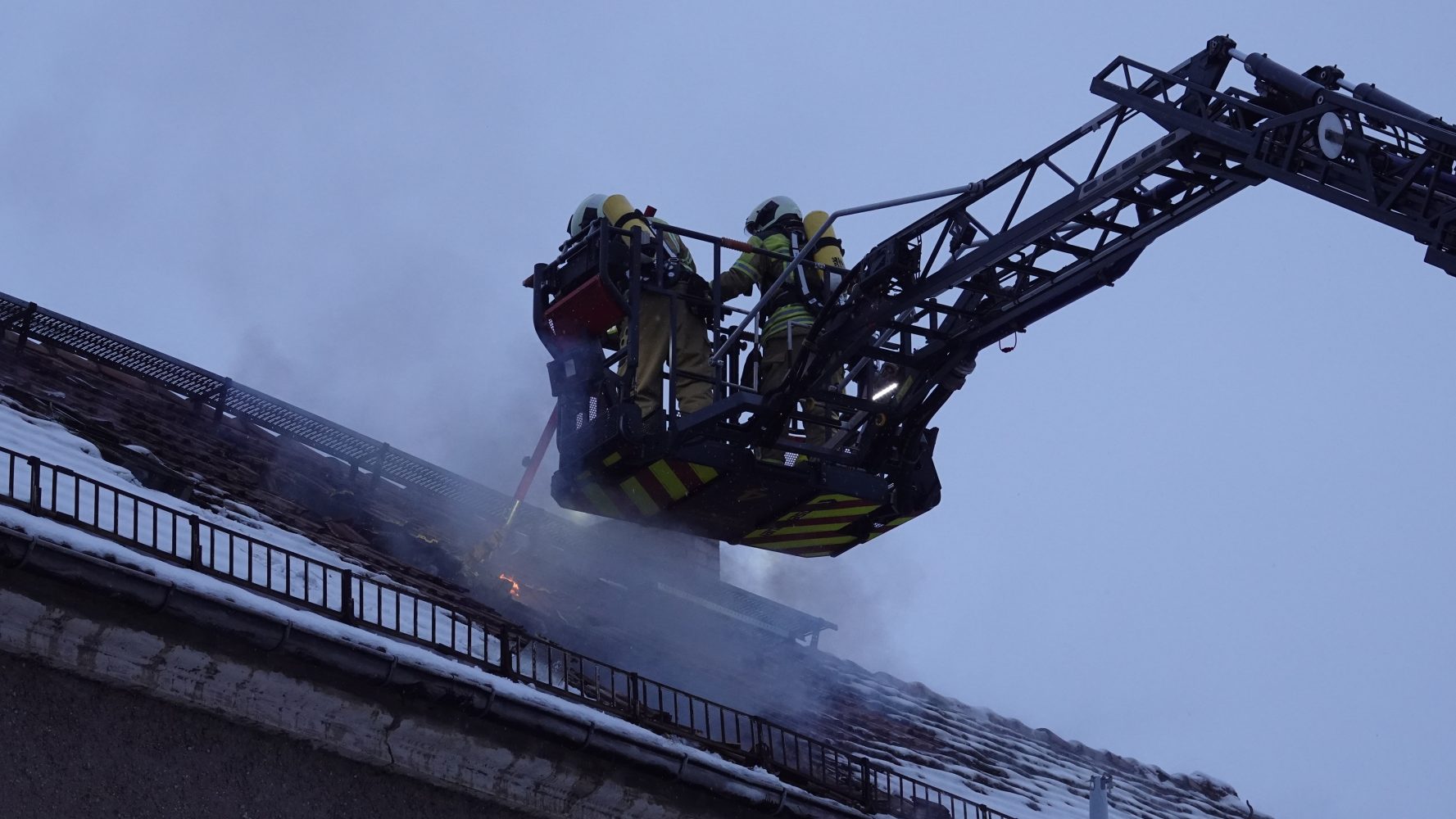 Dachstuhlbrand in leerstehenden Gebäude