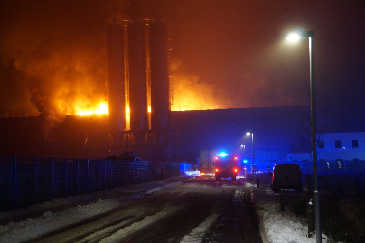 Großbrand bei Recyclingbetrieb in Eicklingen - Rund 150 Einsatzkräfte im stundenlangen Einsatz