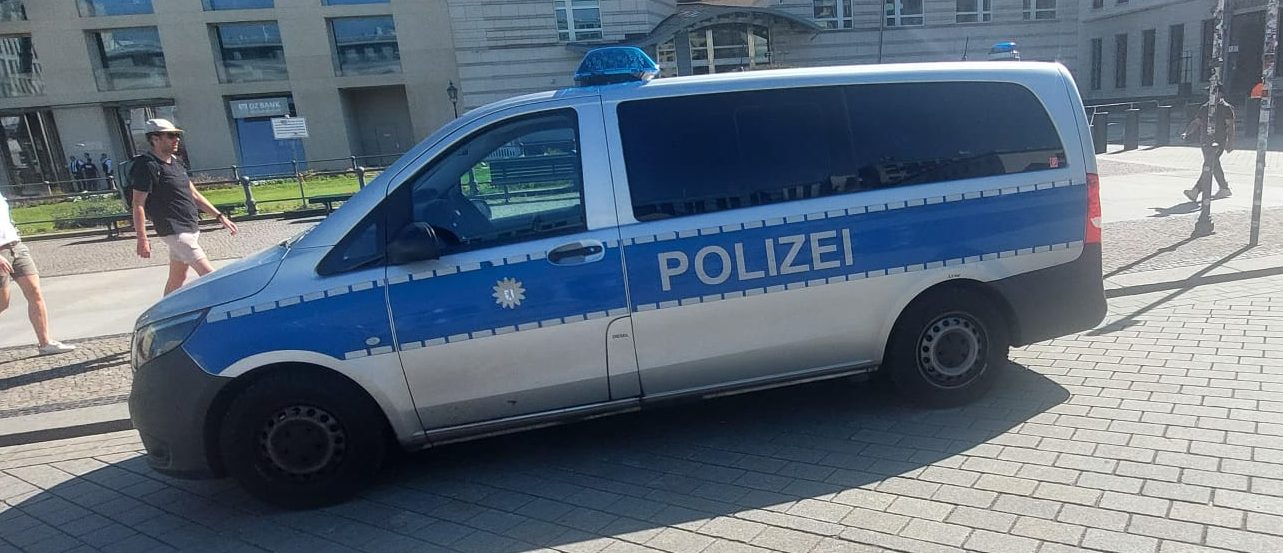 Durchsuchungen und Festnahmen nach Angriff und Schussabgaben auf 31-Jährigen