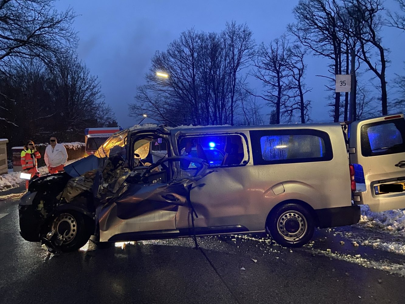 Verkehrsunfall zwischen Sattelschlepper und Kleinbus in Morbach L160